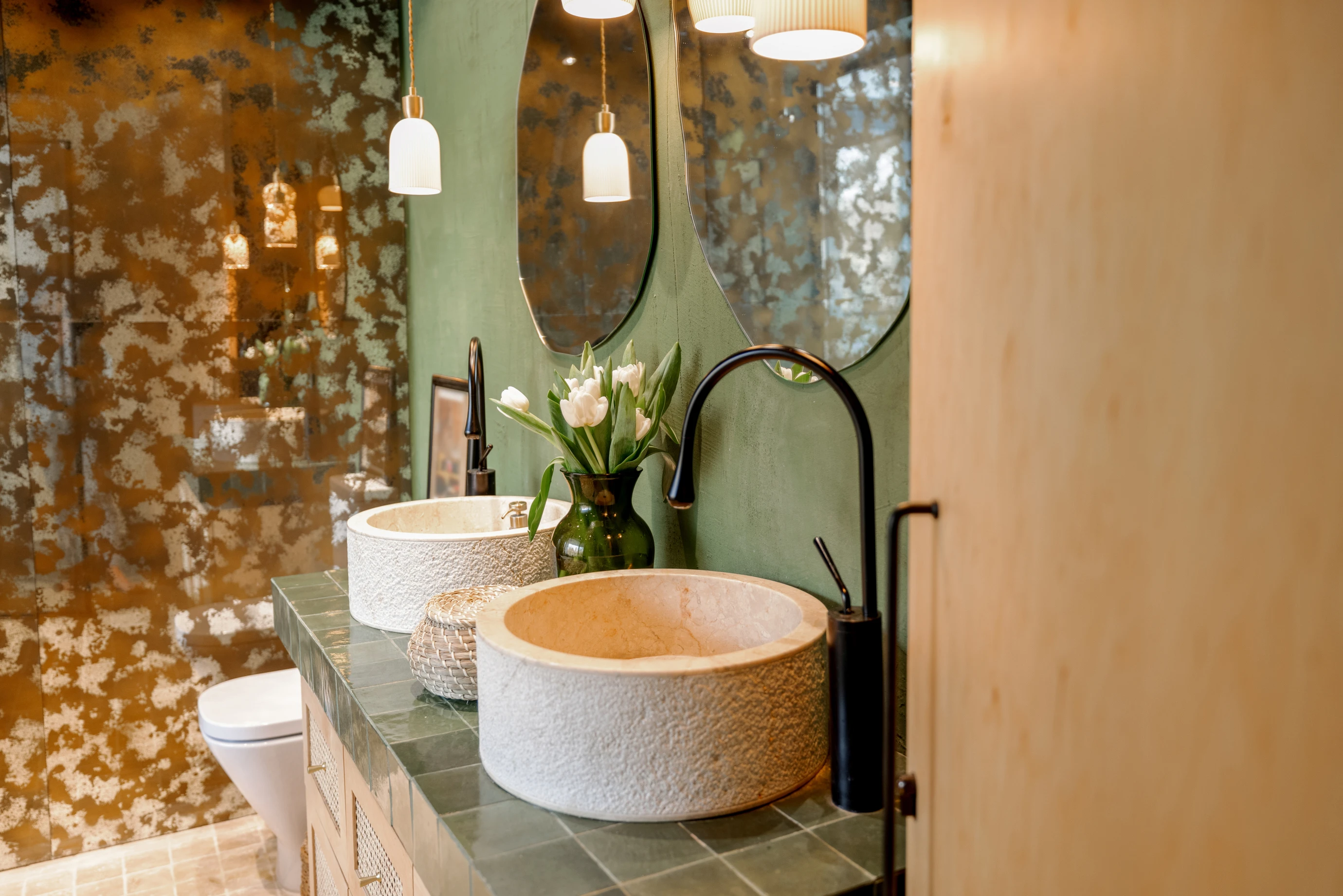 Ba&ntilde;o de dise&ntilde;o con lavabos artesanales
